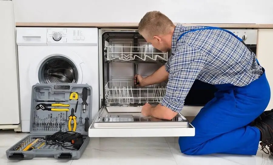 Çamlıdere İmmergas servisi teknisyen ekibi beyaz eşya tamiri yaparken